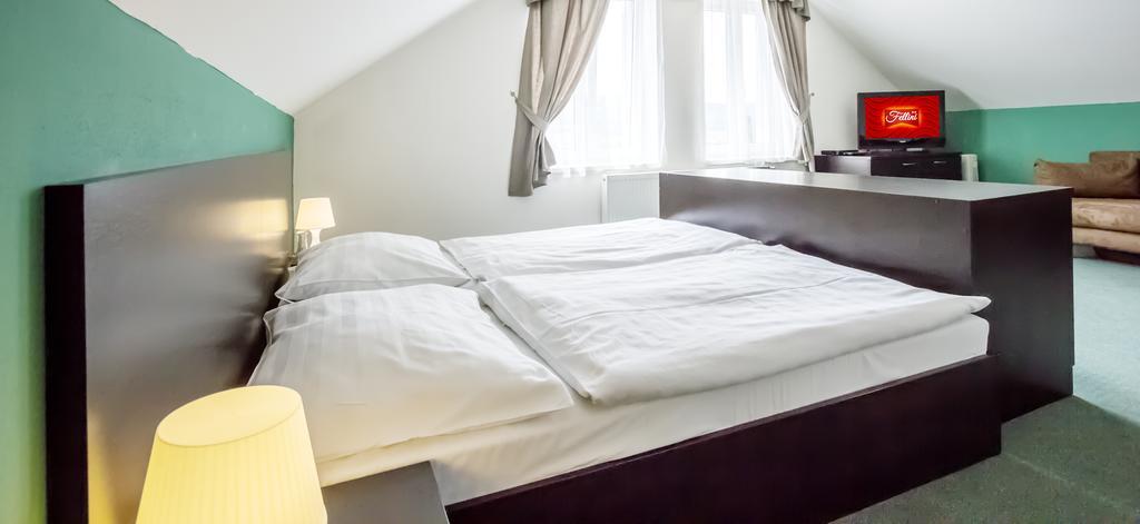 Garni Hotel Fellini ชิอาร์ นาด อาโรนอม ภายนอก รูปภาพ