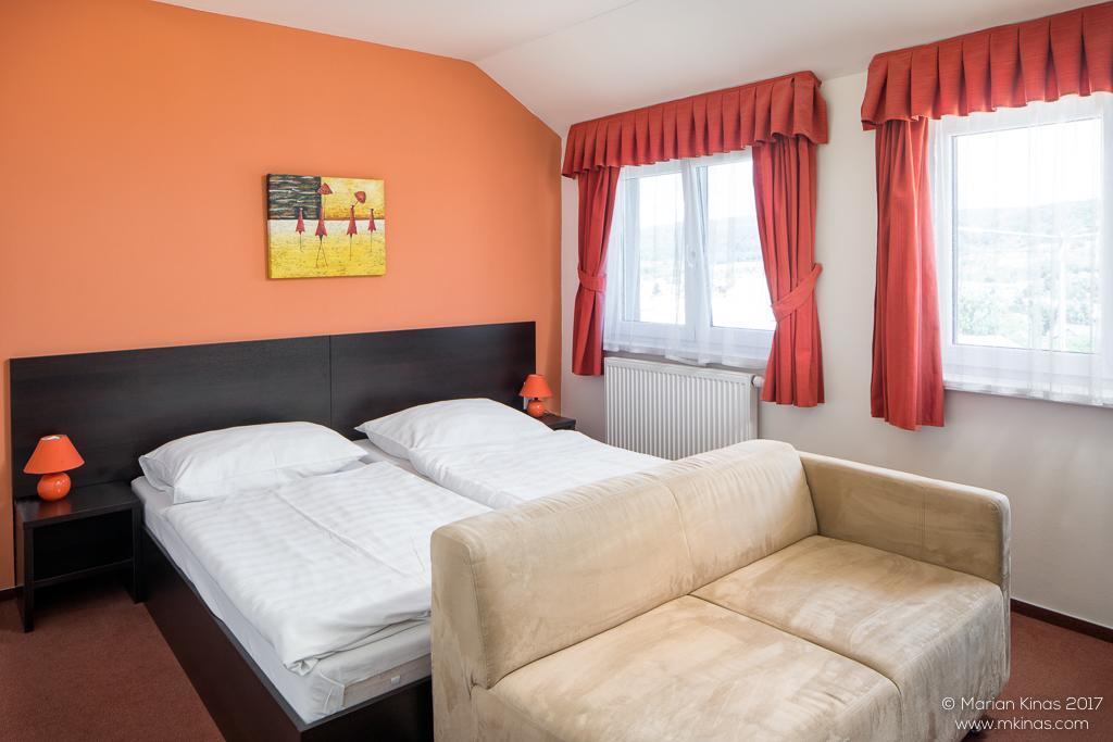 Garni Hotel Fellini ชิอาร์ นาด อาโรนอม ภายนอก รูปภาพ